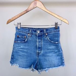 Aritzia Levi’s Ribcage shorts. 💙